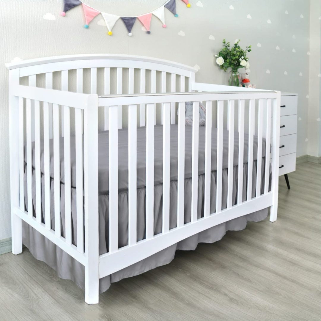 Falda de cama para cuna Biloban color gris, plisada de 4 lados