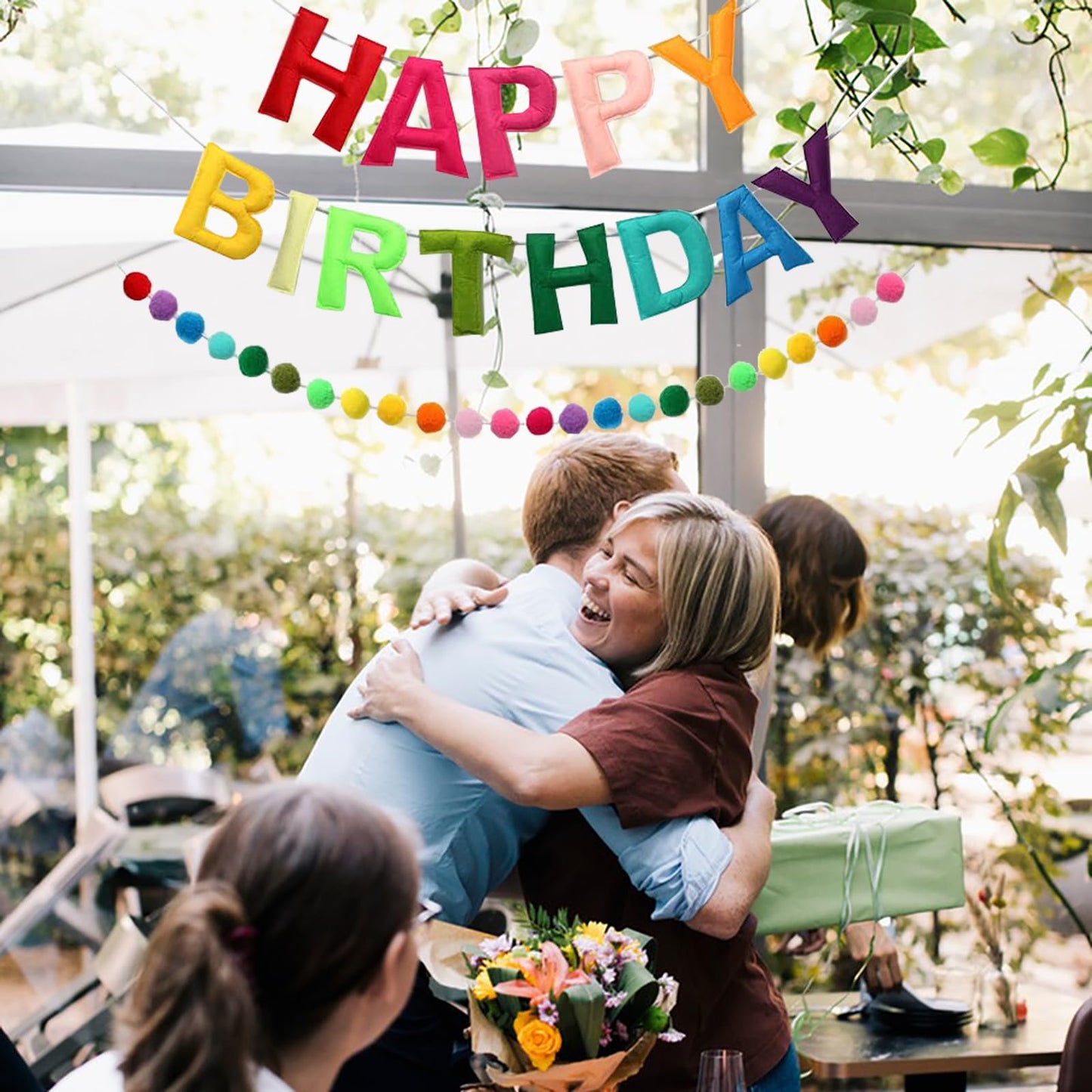 Cartel de feliz cumpleaños, guirnalda de bolas de fieltro de color arcoíris