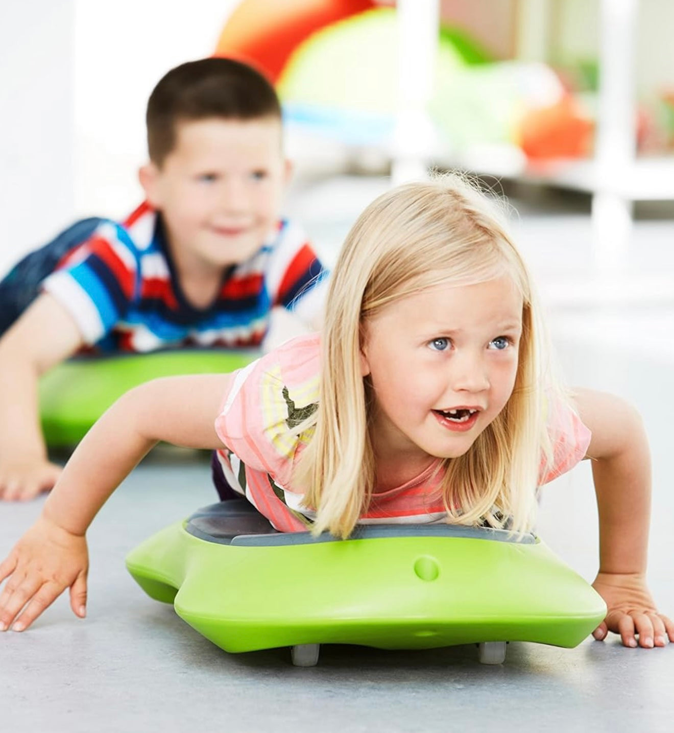 GONGE Floor Surfer - Tabla de ruedas con superficie suave para juego activo