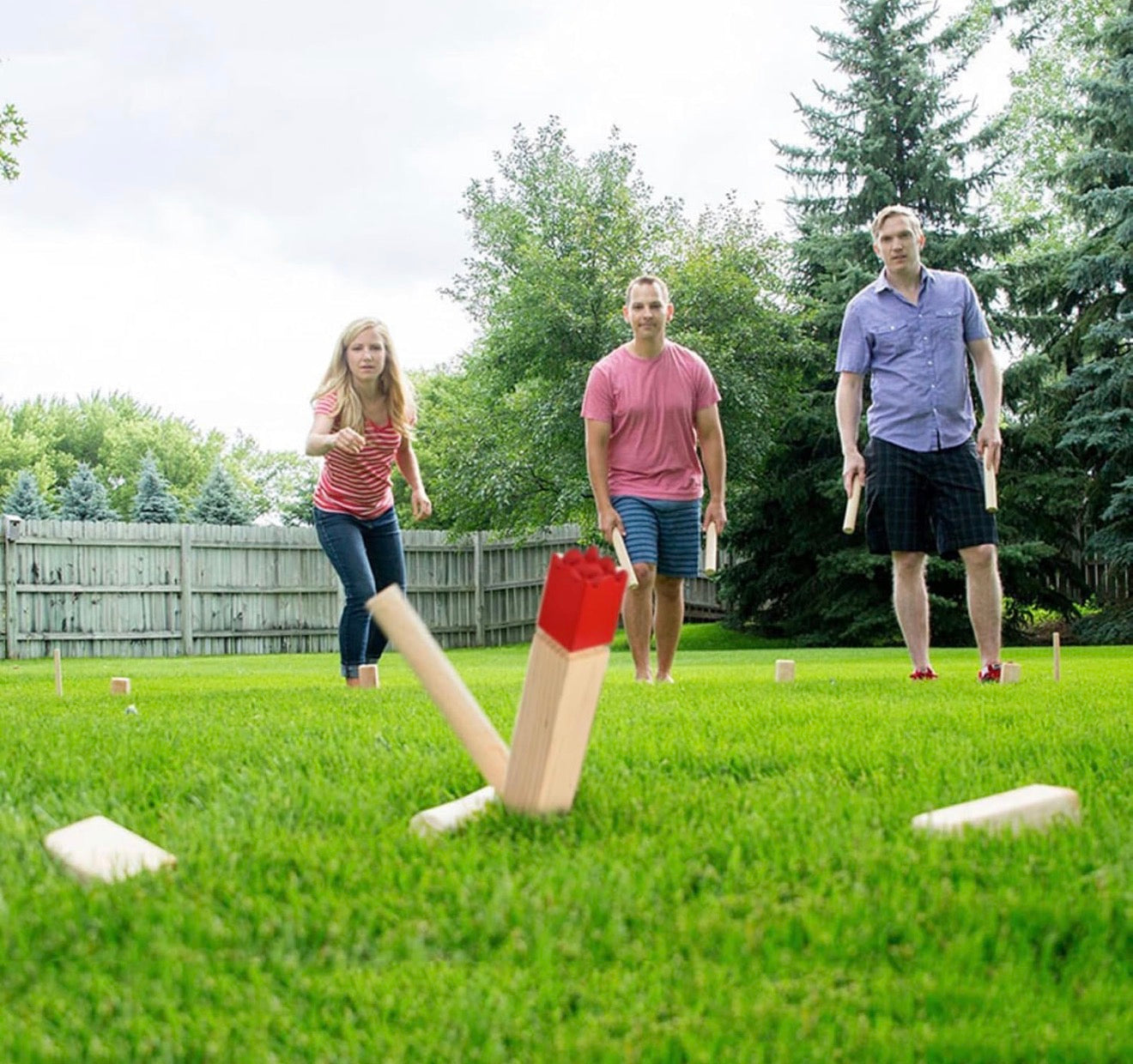Juego de ajedrez vikingo Kubb de oro con figuras de madera