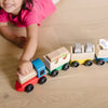 Melissa & Doug Juego de tren de granja de madera, juguete clásico de madera (3 autos de enlace)
