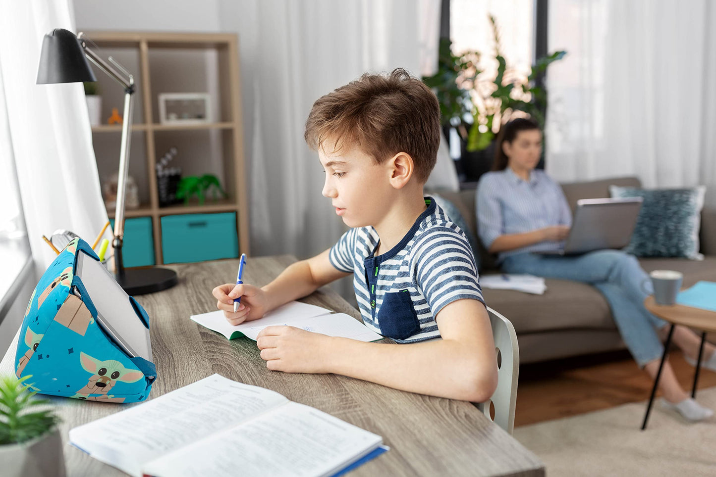 Funda pequeña para iPad – Apoyo suave con soporte con Baby Yoda Grogu