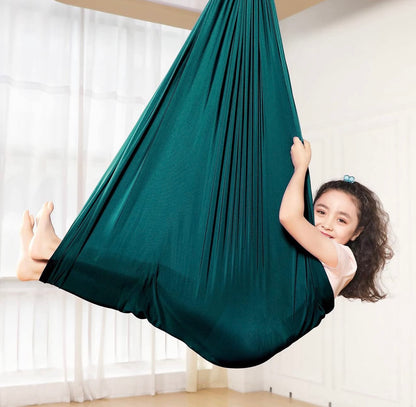 El columpio sensorial está diseñado para niños