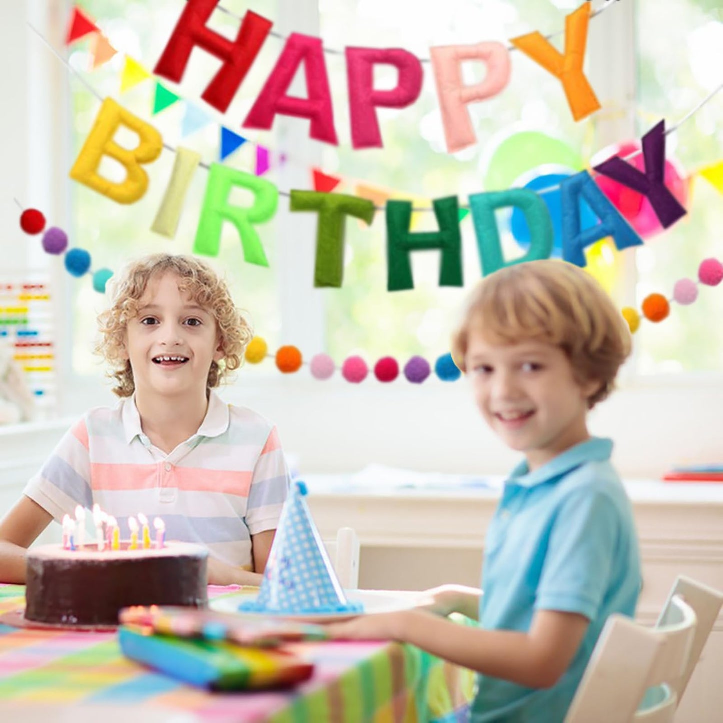 Cartel de feliz cumpleaños, guirnalda de bolas de fieltro de color arcoíris