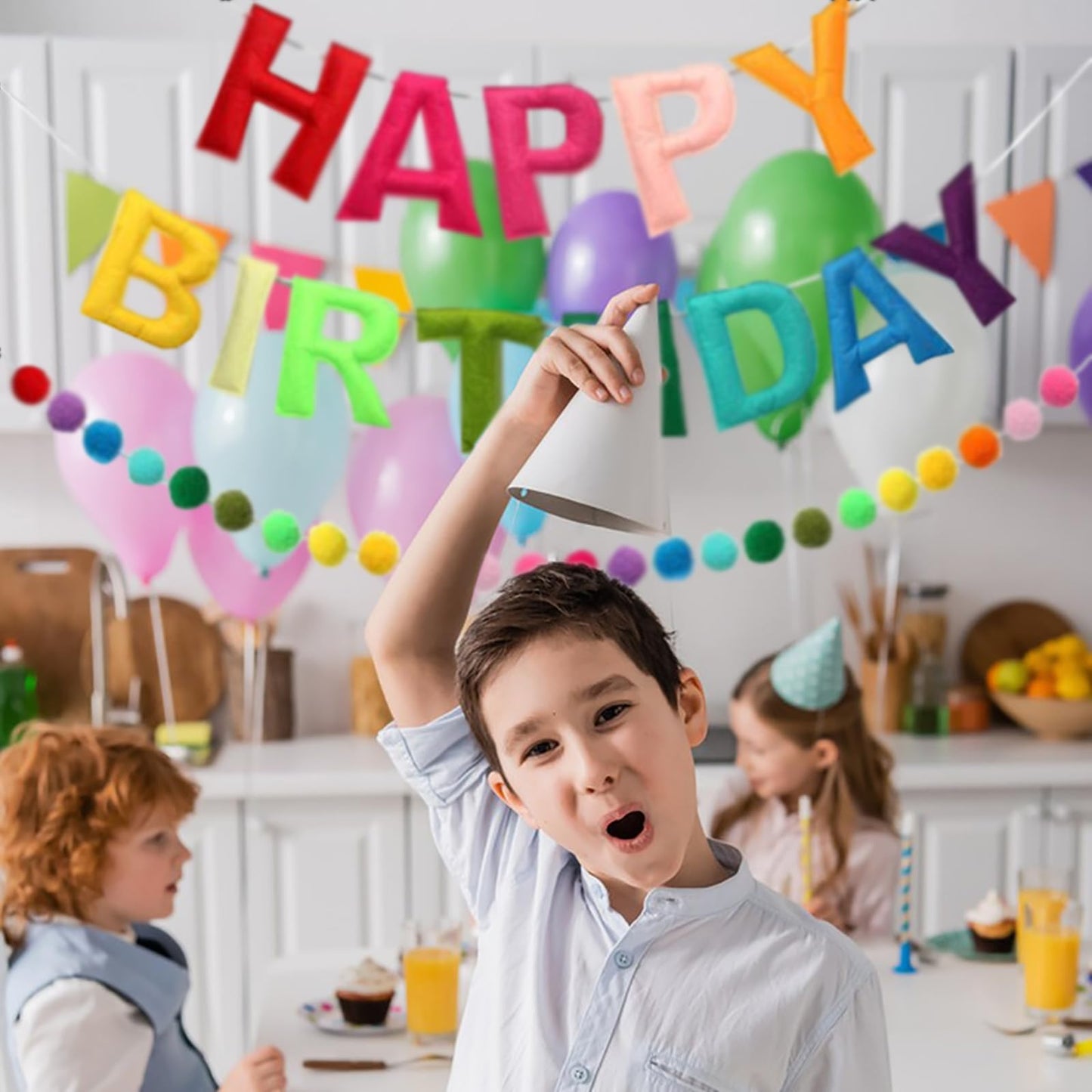 Cartel de feliz cumpleaños, guirnalda de bolas de fieltro de color arcoíris