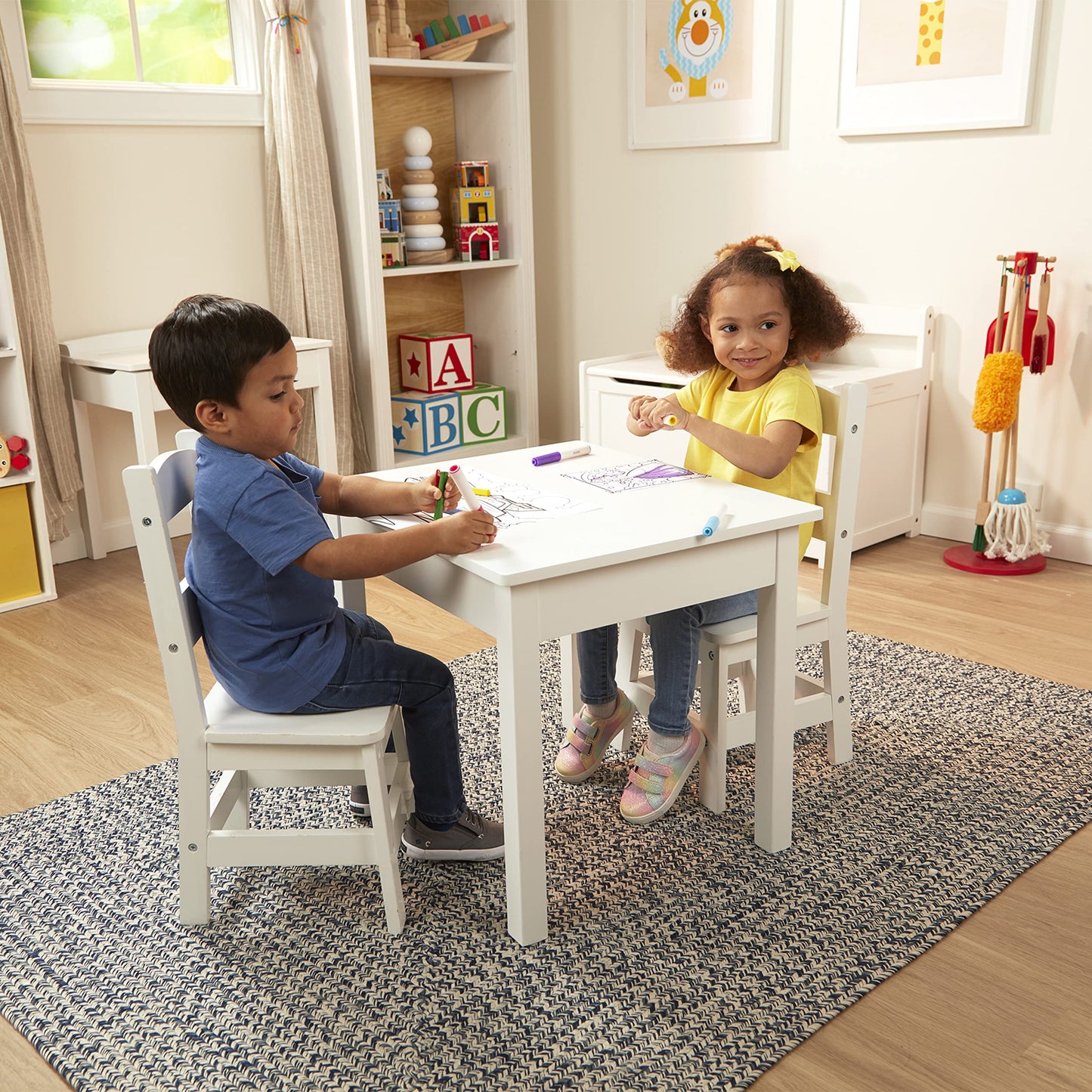 Melissa & Doug - Juego de mesa y sillas de madera para niños, Montessori