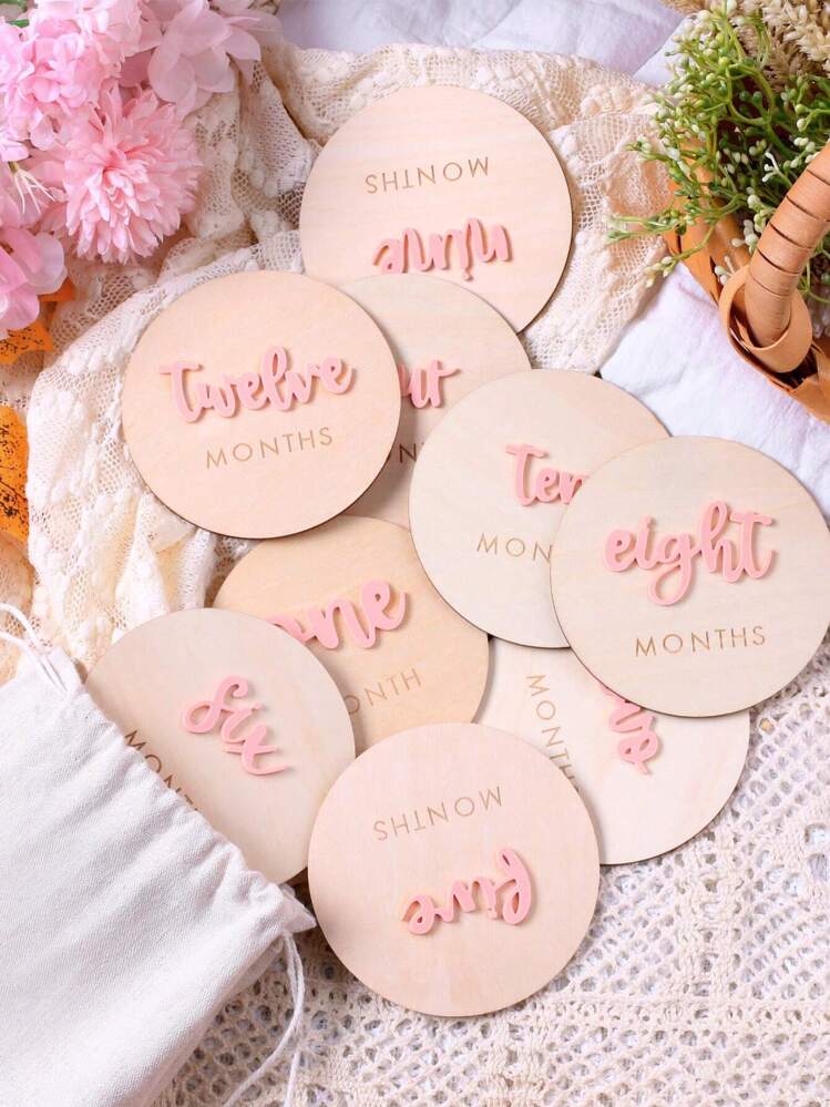 Conjunto de fotografías con patrones de hitos mensuales para bebés recién nacidos