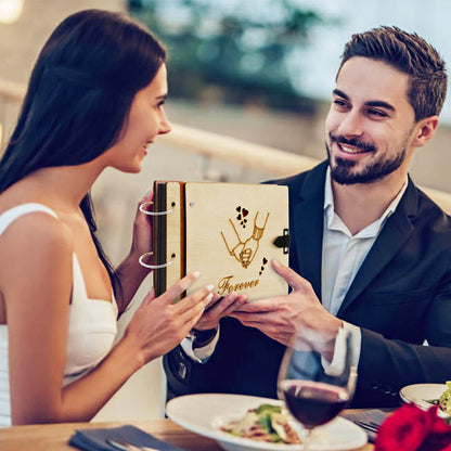 Álbum de fotos de madera con texto