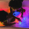 Glo Pals Sammy Juguete de baño activado por agua con 6 cubos iluminados reutilizables para juego sensorial