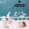 Móvil para bebés en blanco y negro