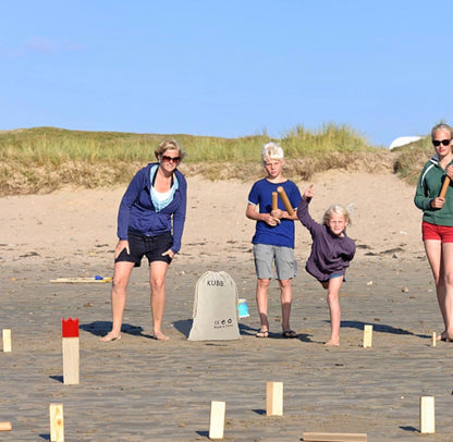 Juego de ajedrez vikingo Kubb de oro con figuras de madera