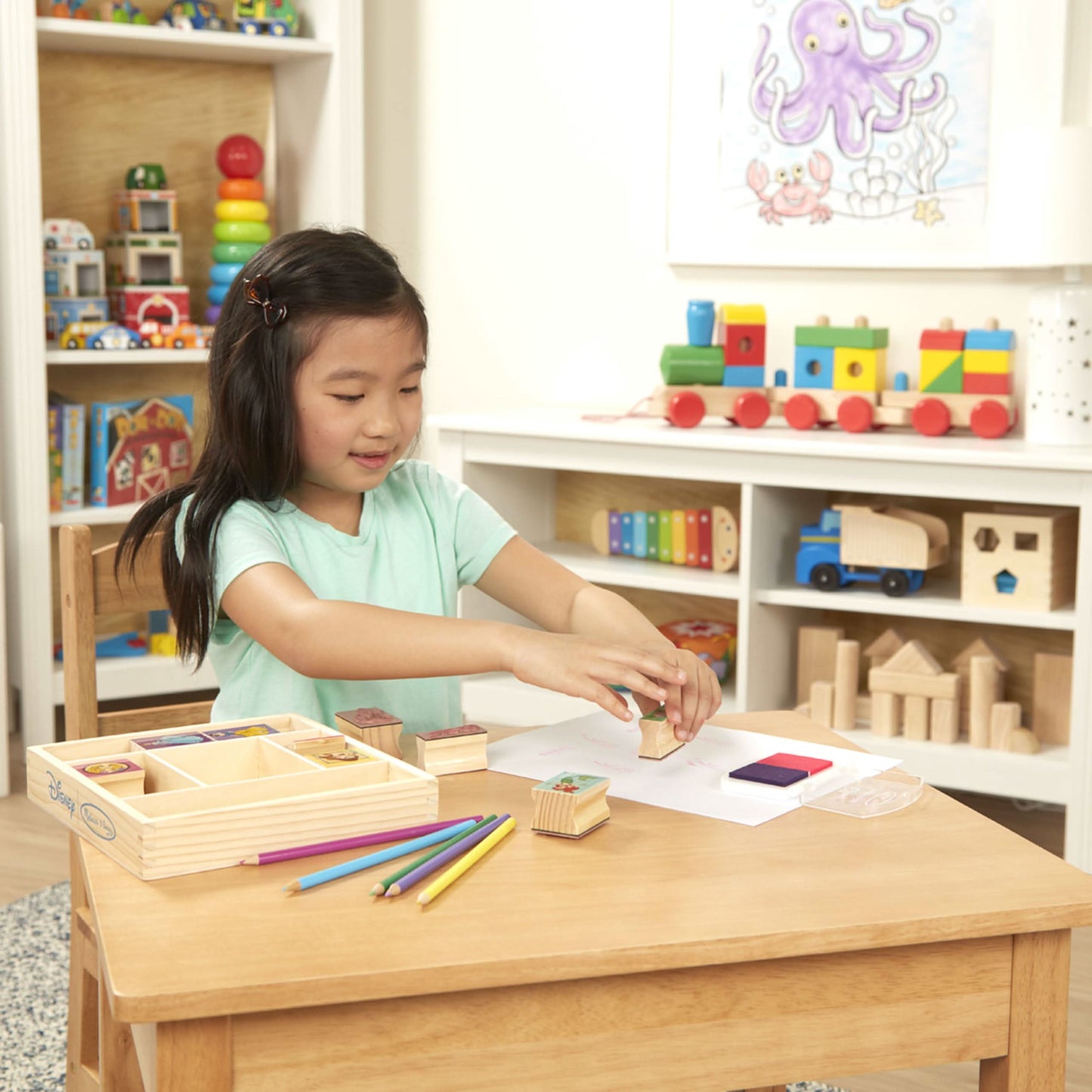Princesas de Disney Melissa & Doug, juego de sellos: 9 sellos, 5 lápices de colores, de madera y 2 almohadillas de estampas de colores