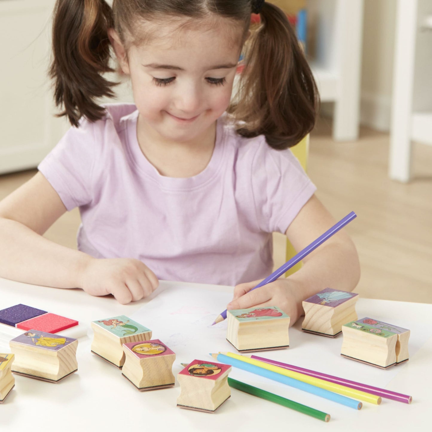 Princesas de Disney Melissa & Doug, juego de sellos: 9 sellos, 5 lápices de colores, de madera y 2 almohadillas de estampas de colores
