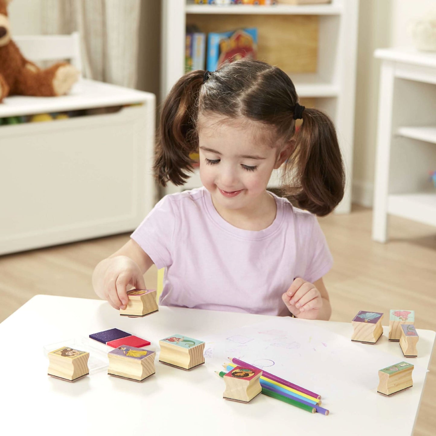 Princesas de Disney Melissa & Doug, juego de sellos: 9 sellos, 5 lápices de colores, de madera y 2 almohadillas de estampas de colores