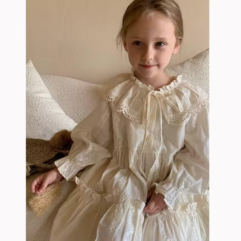 Vestido de manga larga con cuello de encaje