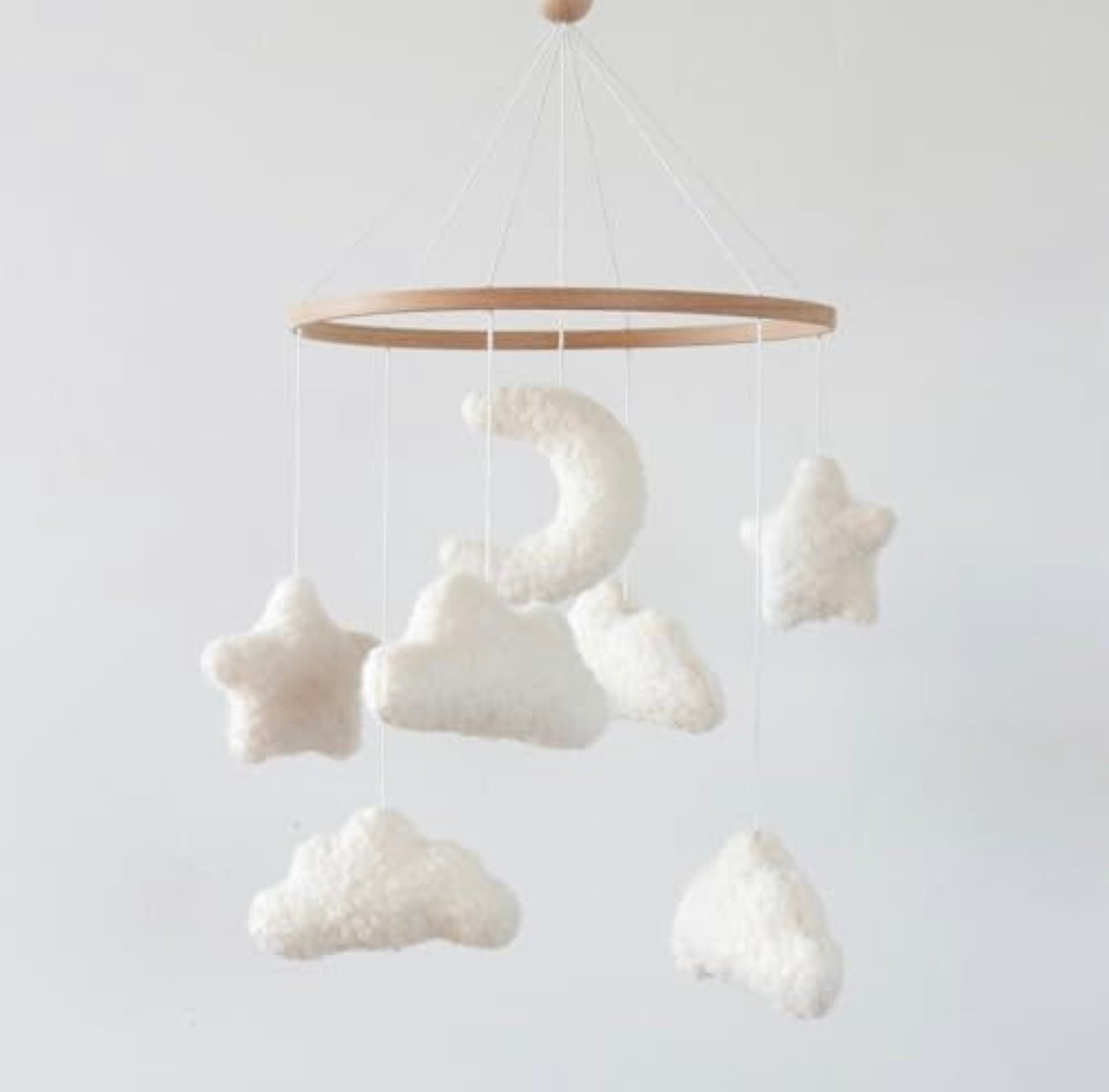 Móvil de nubes para habitación del bebé