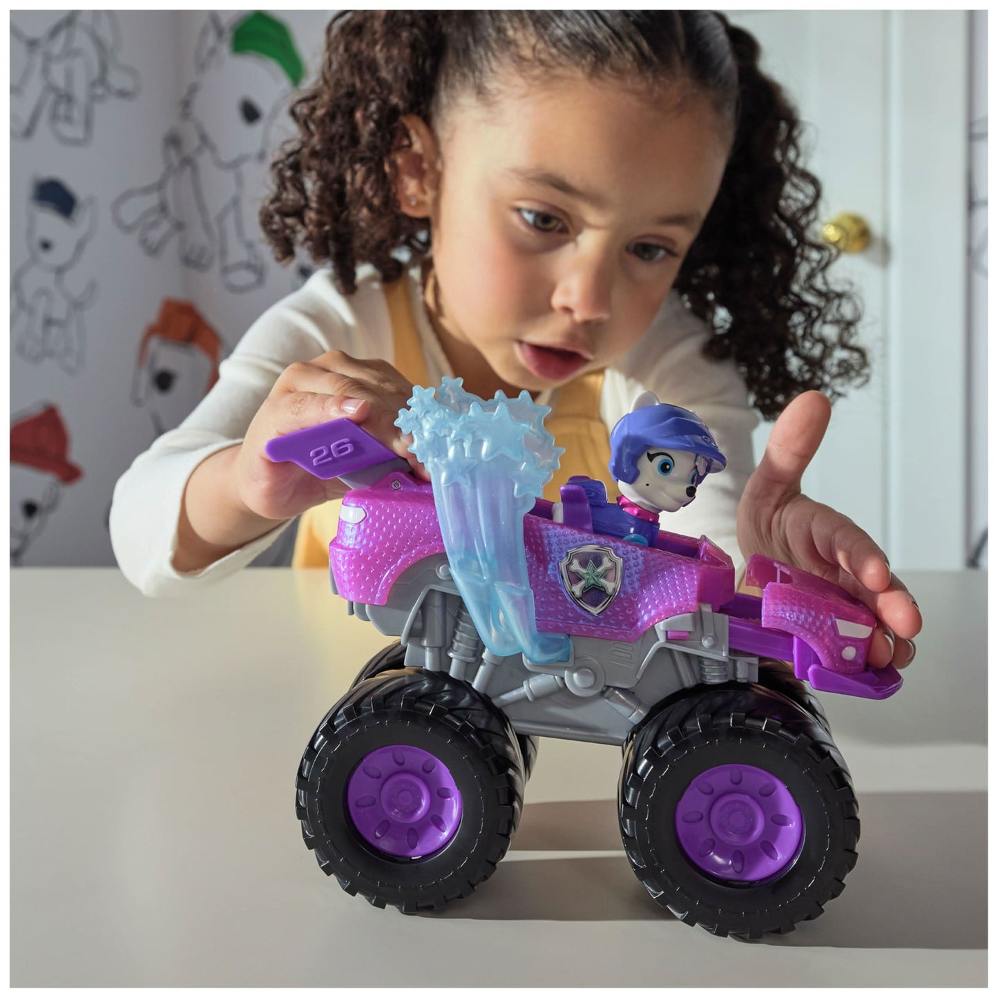 Paw Patrol: Rescue Wheels Roxi Monster Truck con transformación y figura de acción coleccionable