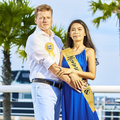 Paquete de 2 insignias amarillas de hojalata para mamá a abeja y papá a abeja