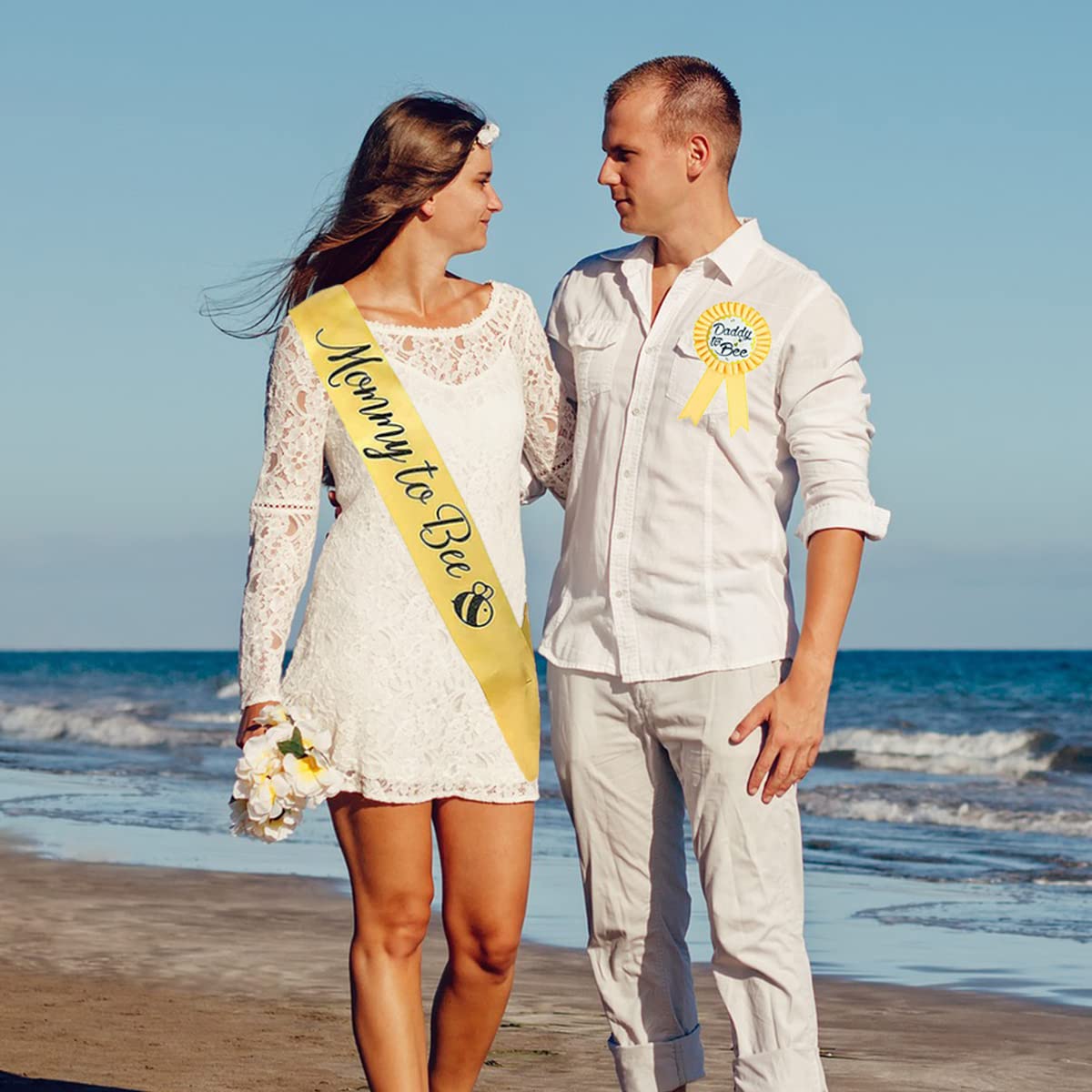 Paquete de 2 insignias amarillas de hojalata para mamá a abeja y papá a abeja